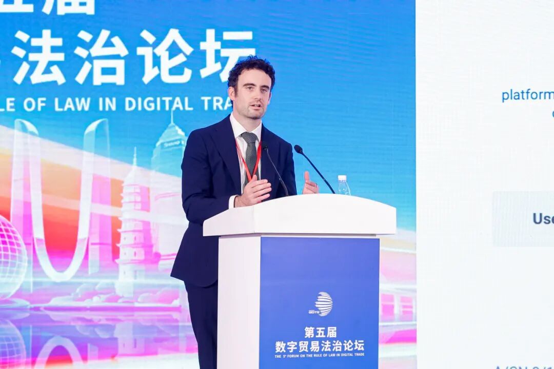 联合国国际贸易法委员会法律事务官 Florent GEELHAND DE MERXEM